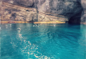 青の洞窟・窓岩
